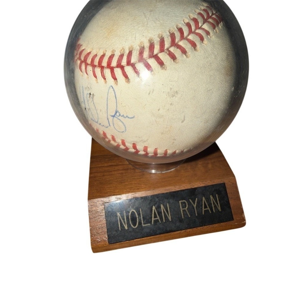 Nolan Ryan Signed Official‎ American League Baseball w/ Display Case